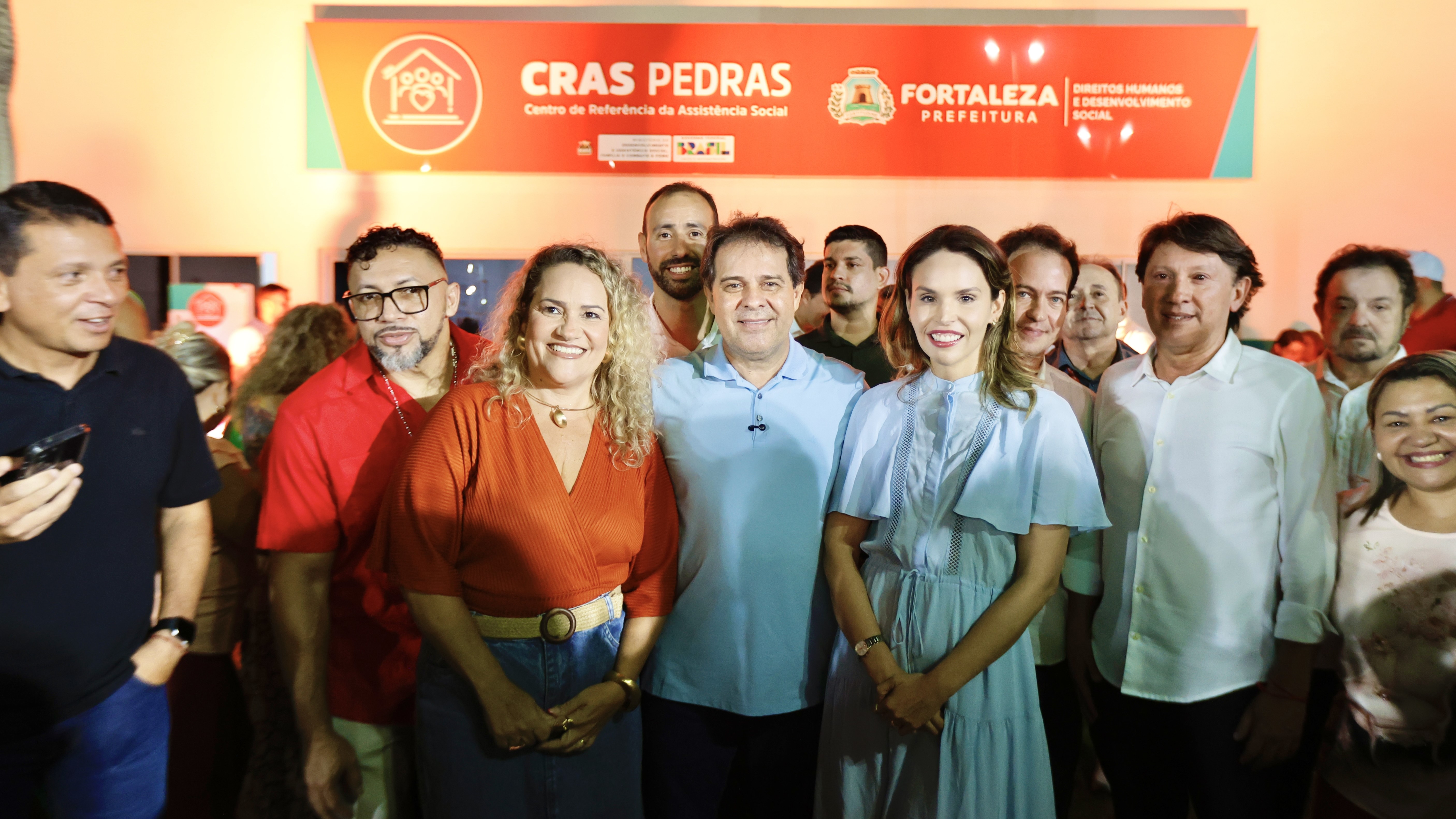 grupo de pessoas posa para a foto